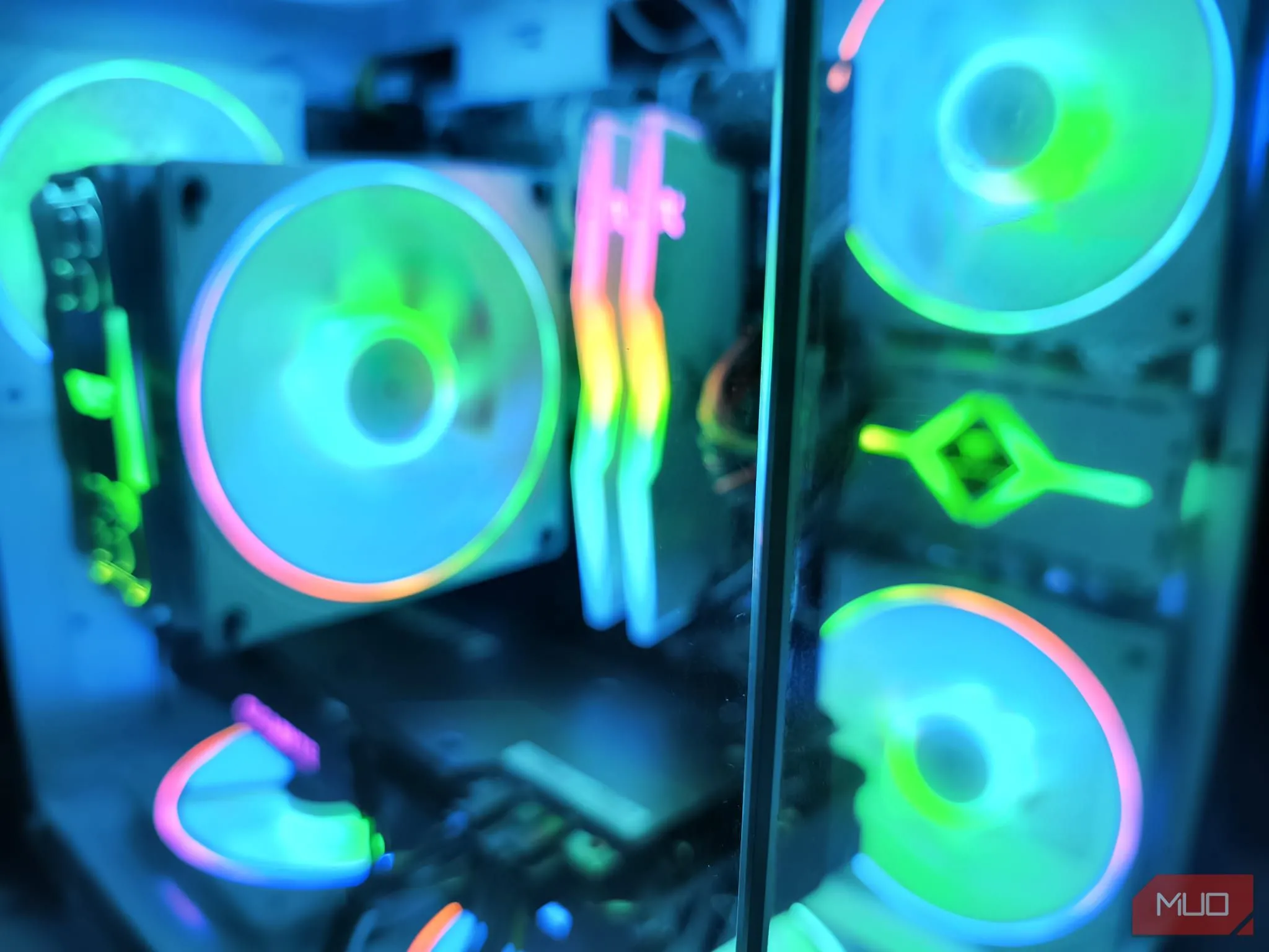 Chiếc vỏ case PC với mặt kính trong suốt, khoe toàn bộ linh kiện bên trong, tạo vẻ ngoài hiện đại và cao cấp.