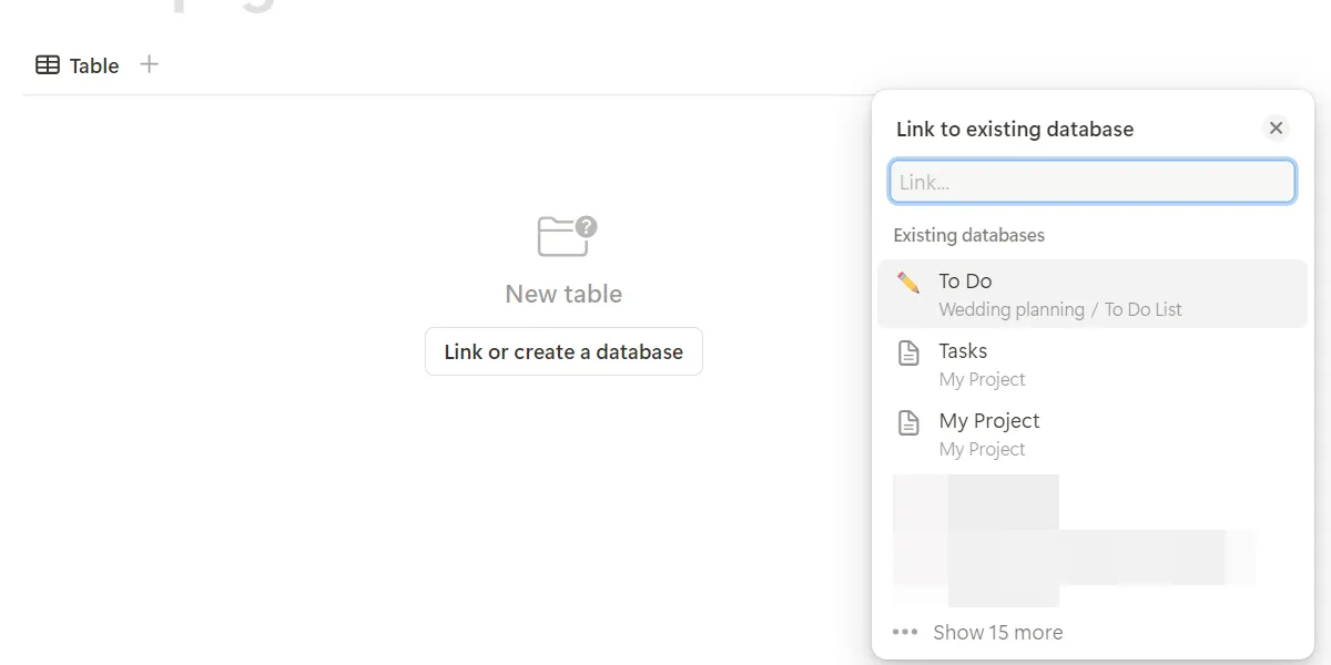 Chọn một cơ sở dữ liệu liên kết (linked database) trong danh sách các database của Notion