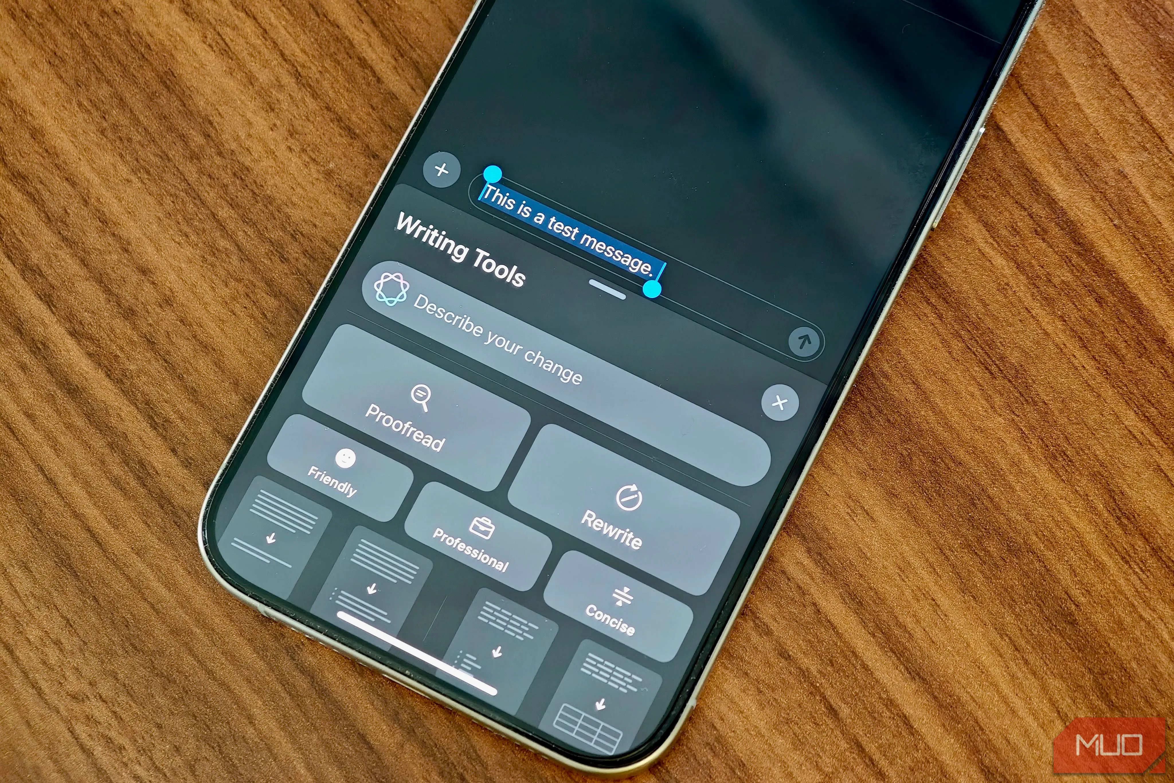 Chức năng Writing Assist trên iPhone giúp soạn thảo văn bản dễ dàng