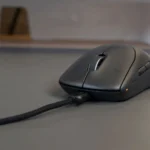 Chuột chơi game không dây Alienware Pro đang sạc qua USB-C, minh họa việc kiểm tra hoặc thay pin chuột.