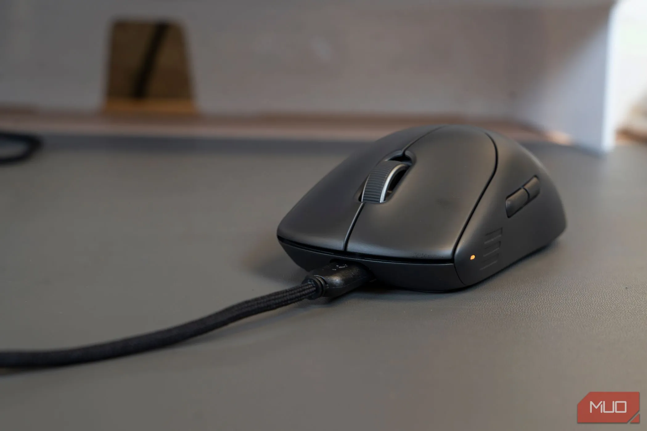 Chuột chơi game không dây Alienware Pro đang sạc qua USB-C, minh họa việc kiểm tra hoặc thay pin chuột.