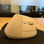 Chuột không dây Logitech đặt trên bàn làm việc gọn gàng không dây vướng víu