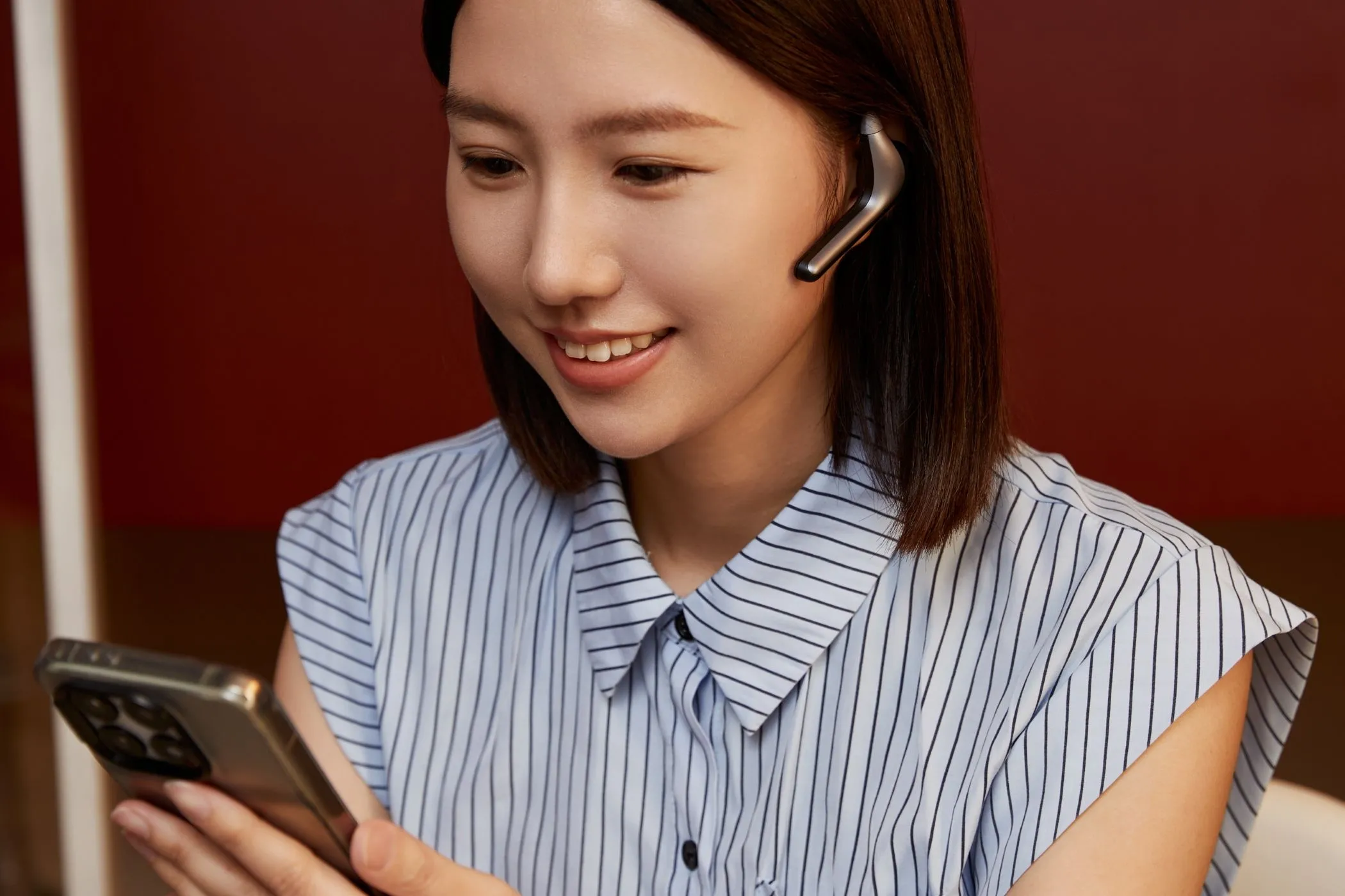 Cô gái trẻ thực hiện cuộc gọi video với tai nghe W4 Pro, trải nghiệm dịch thuật mượt mà với AI liên tục học hỏi của Babel OS.