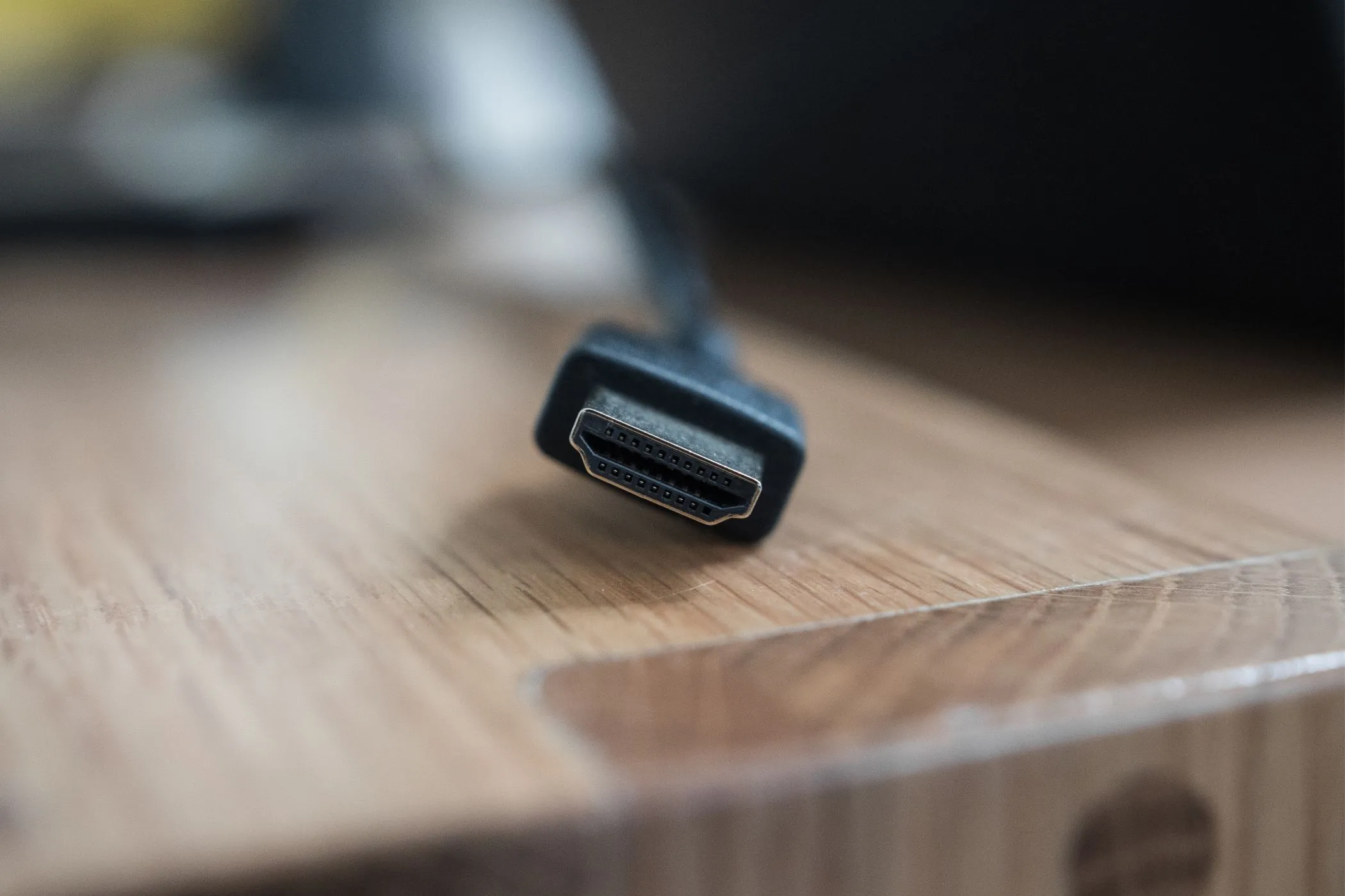 Cổng kết nối HDMI trên bề mặt gỗ, biểu tượng cho việc kết nối hai màn hình qua HDMI.