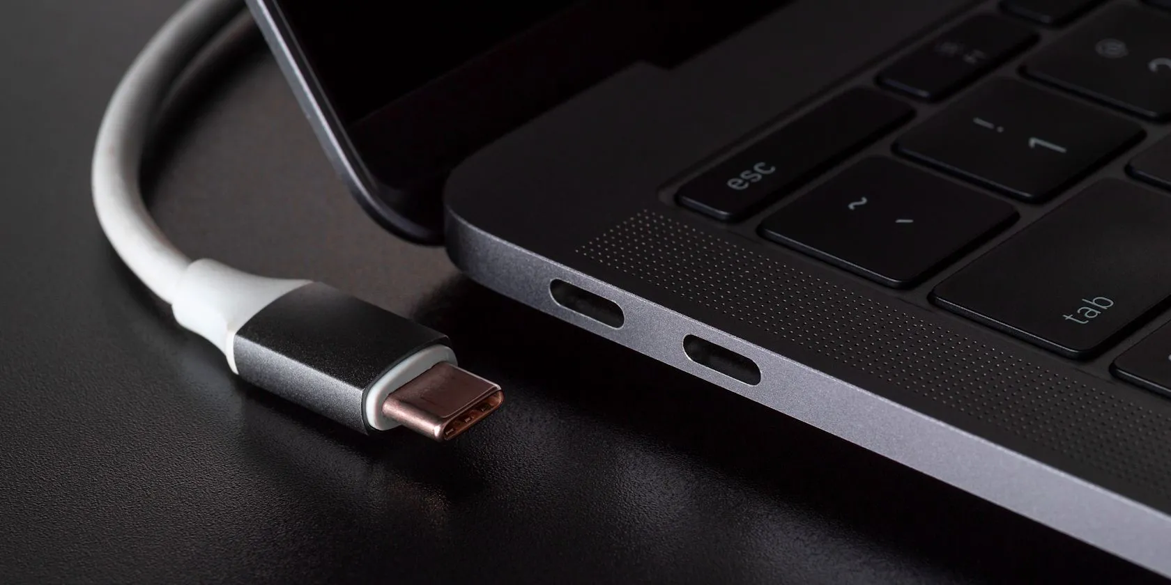 Cổng kết nối USB-C trên laptop với cáp sạc USB-C được cắm vào, thể hiện khả năng sạc nhanh và chế độ sạc hiệu quả