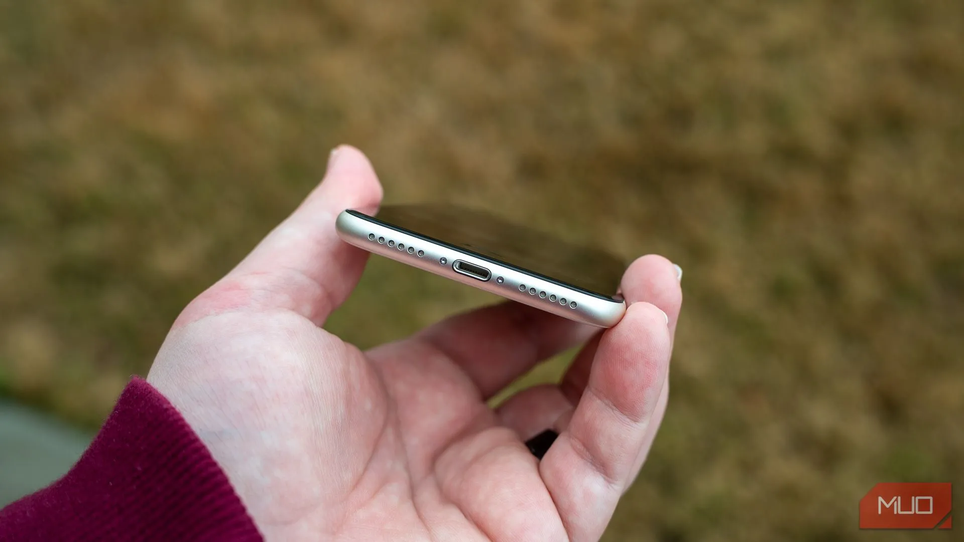 Cổng Lightning truyền thống trên iPhone SE 2022, thể hiện sự cần thiết của việc chuyển đổi sang cổng USB-C và tích hợp MagSafe trên iPhone SE đời mới