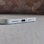 Cổng sạc USB-C trên iPhone 16 Plus, biểu tượng cho sự thay đổi kết nối hiện đại trên các dòng iPhone mới.