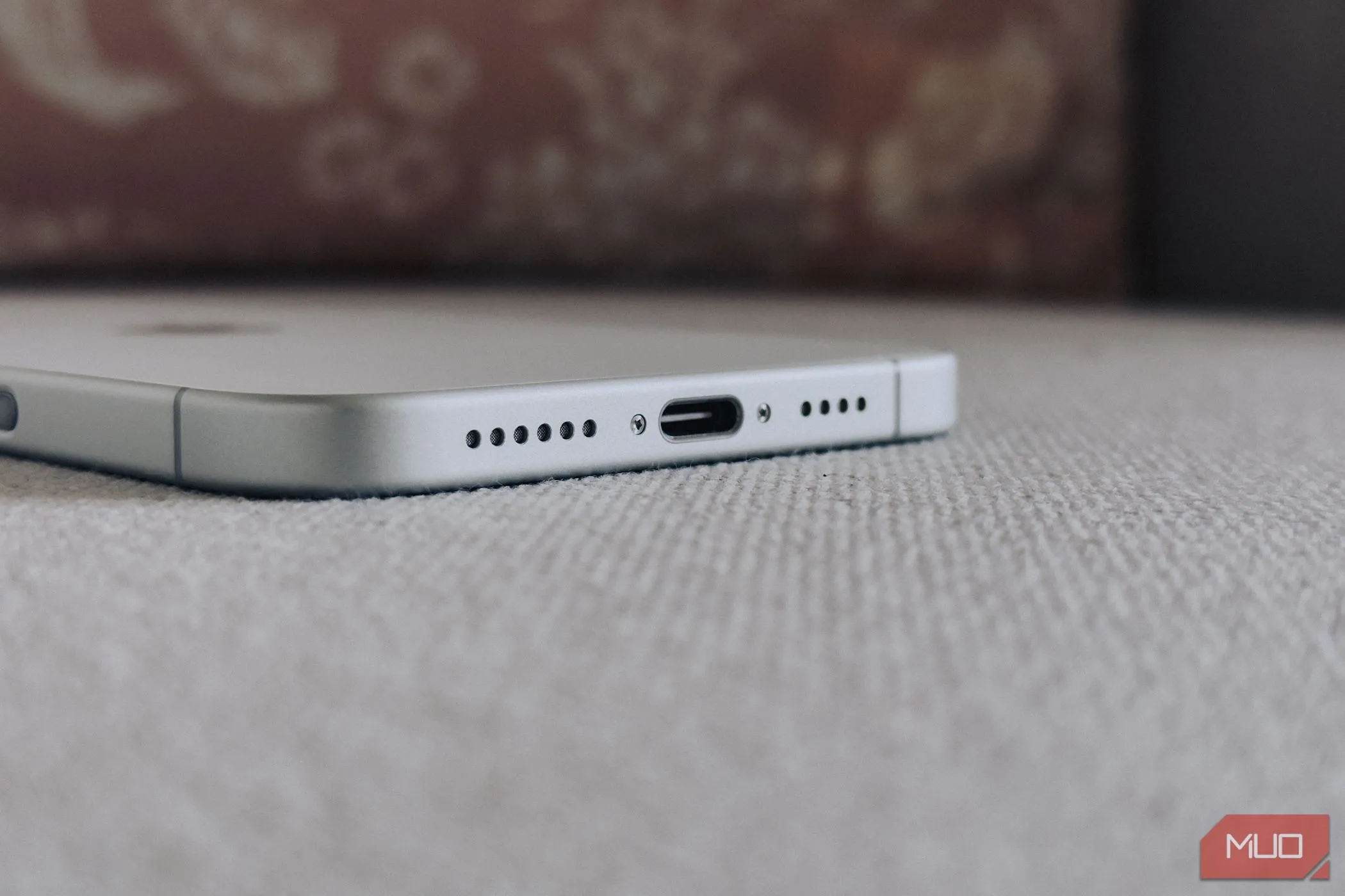 Cổng sạc USB-C trên iPhone 16 Plus, biểu tượng cho sự thay đổi kết nối hiện đại trên các dòng iPhone mới.