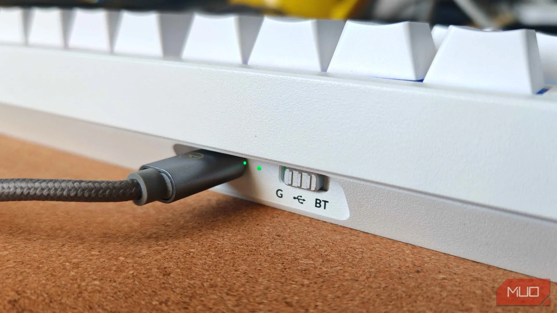 Công tắc chuyển đổi chế độ kết nối của bàn phím Lemokey P1 HE