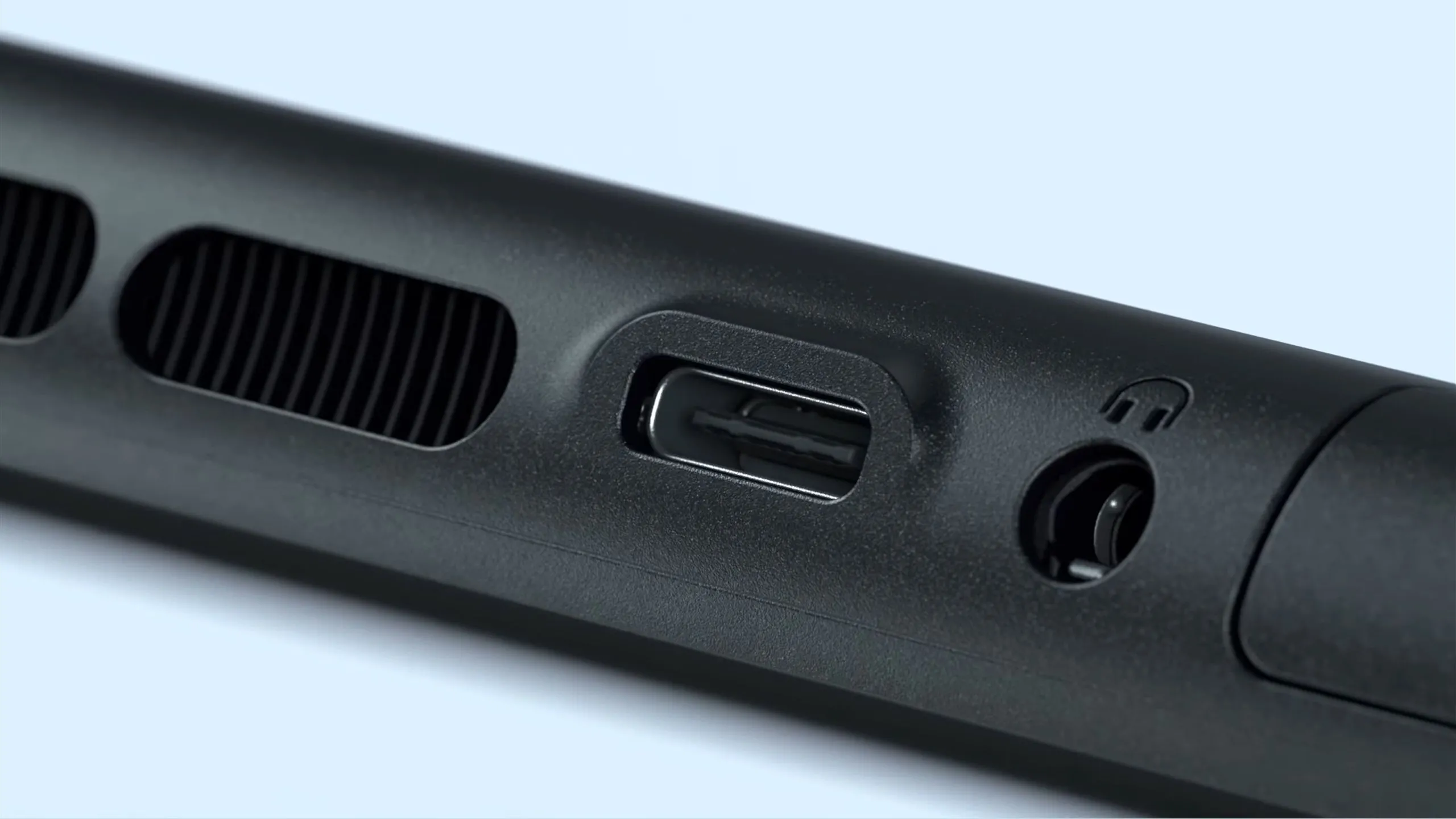 Cổng USB-C phụ trên đỉnh Nintendo Switch 2, cho phép sạc tiện lợi và kết nối nhiều thiết bị ngoại vi cùng lúc