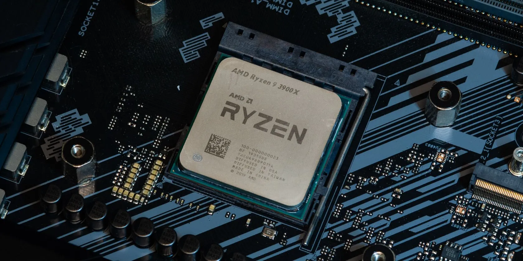 CPU Ryzen trên bo mạch chủ đã được vệ sinh
