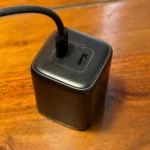 củ sạc điện thoại và cáp sạc USB-C trên bàn gỗ