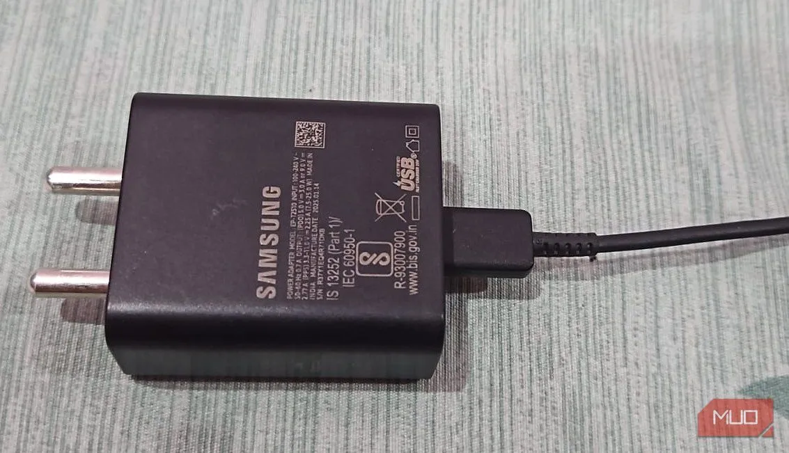 Củ sạc Samsung 25W GaN trên bàn, đại diện cho công nghệ sạc Gallium Nitride tiên tiến.
