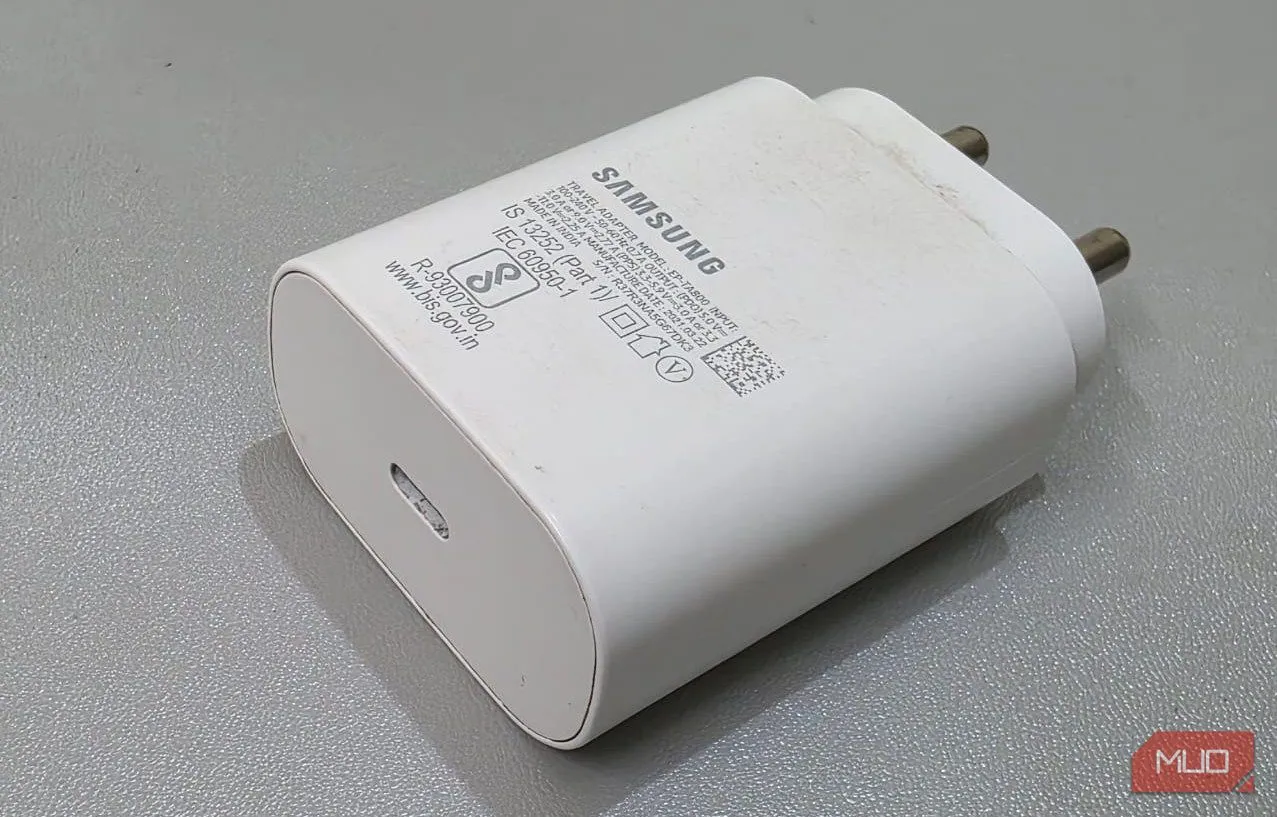 Củ sạc Samsung 25W trên bàn làm việc, minh họa công nghệ sạc nhanh độc quyền PPS.