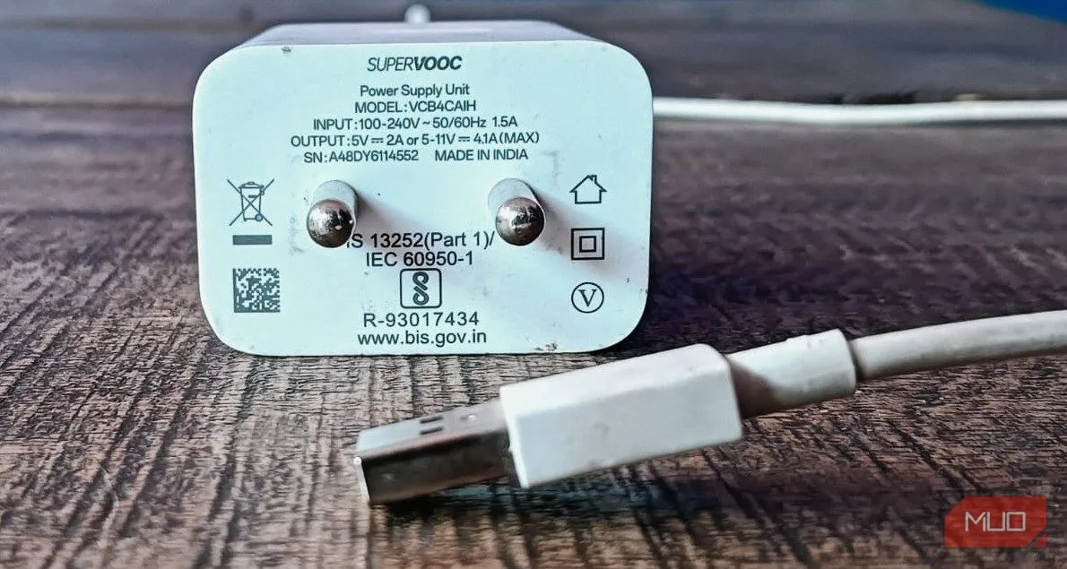Củ sạc SuperVOOC của Oppo và cáp sạc USB-A minh họa công nghệ sạc nhanh độc quyền
