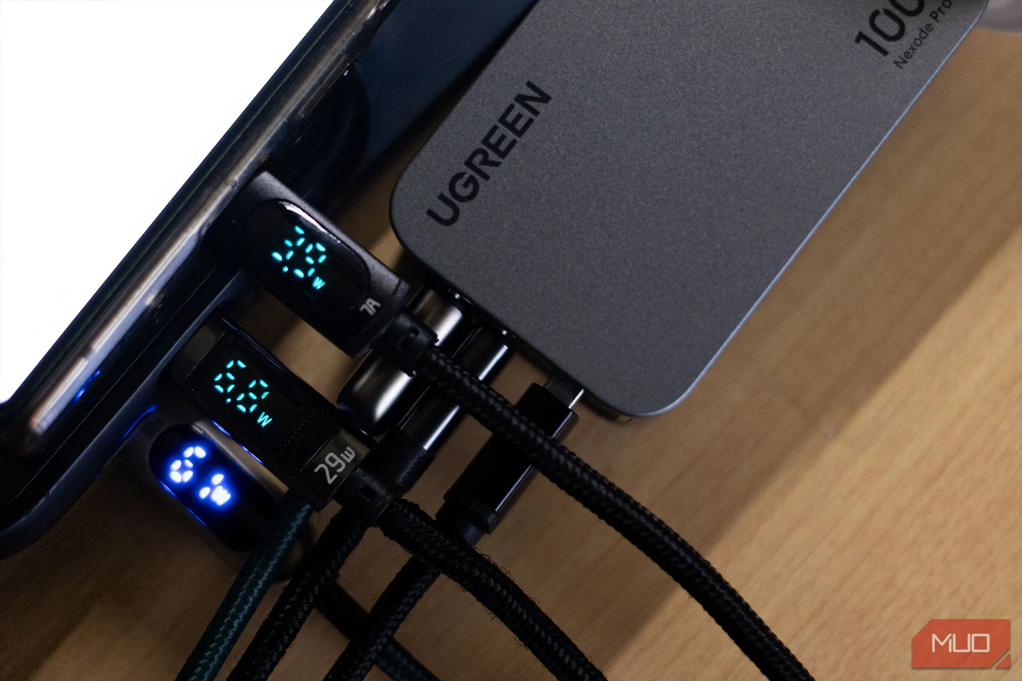 Củ sạc Ugreen Nexode Pro 100W USB-C hiển thị công suất, nhấn mạnh tầm quan trọng của cáp chất lượng cao.