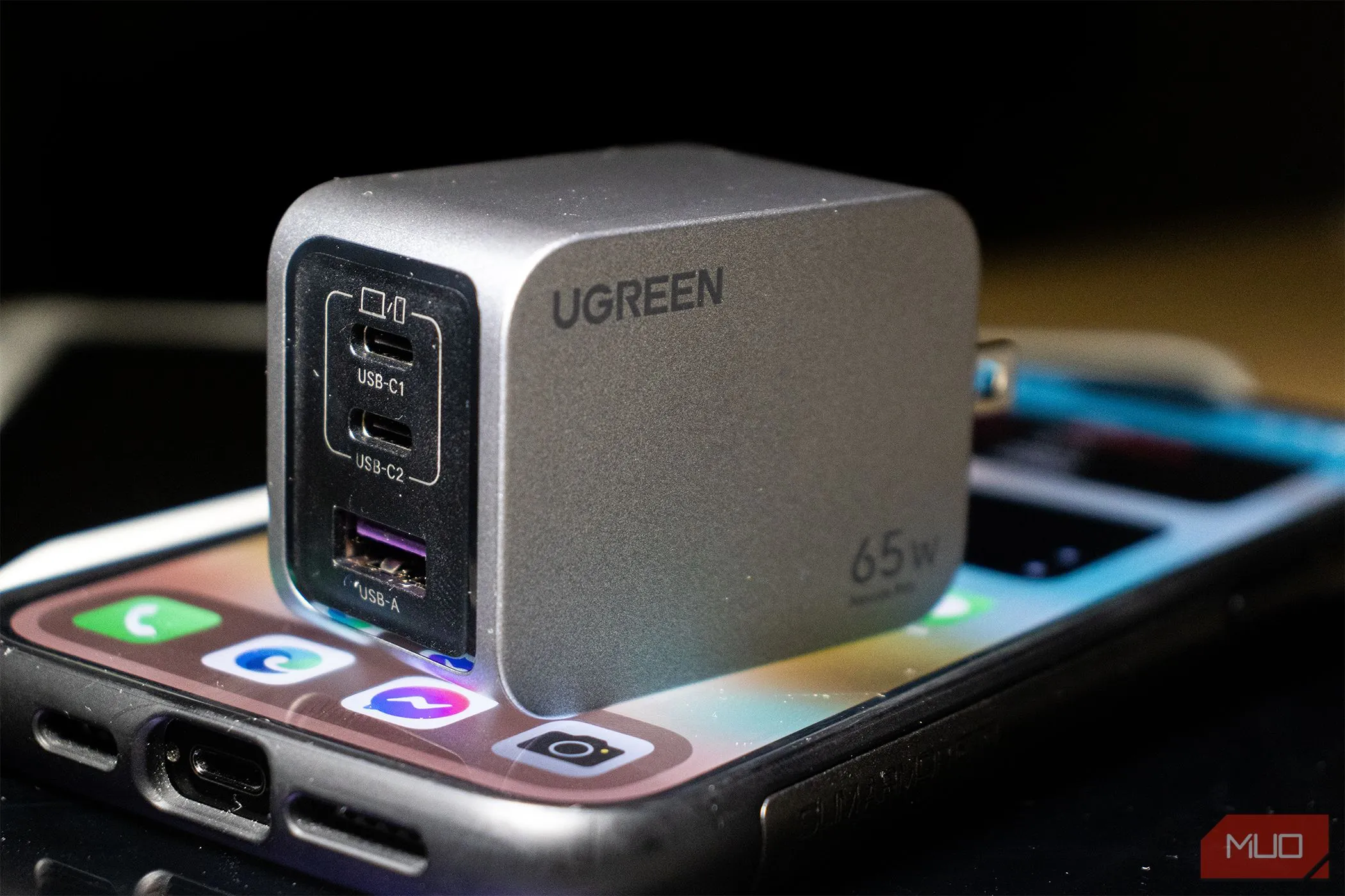 Củ sạc Ugreen Nexode Pro 65W đang sạc cho iPhone 14 Pro Max trên nền trắng
