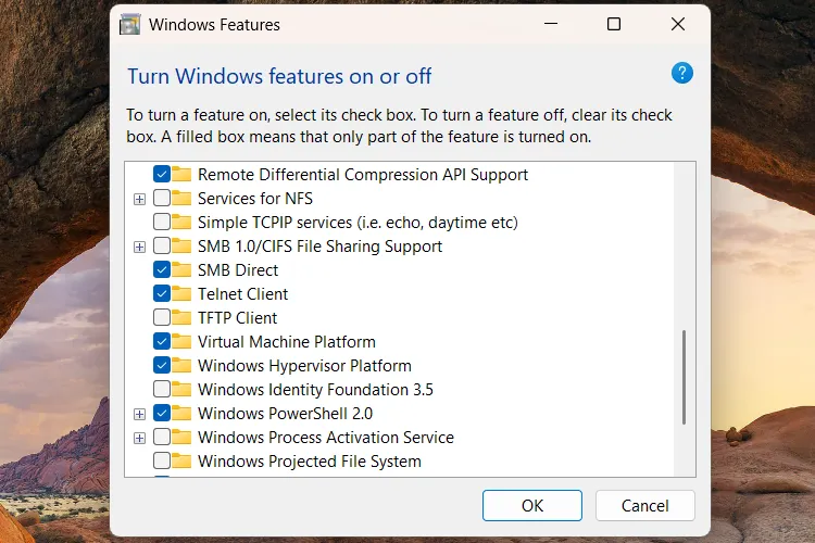 Cửa sổ &quot;Windows Features&quot; (Tính năng của Windows) cho phép bật hoặc tắt các dịch vụ, bao gồm Telnet Client.