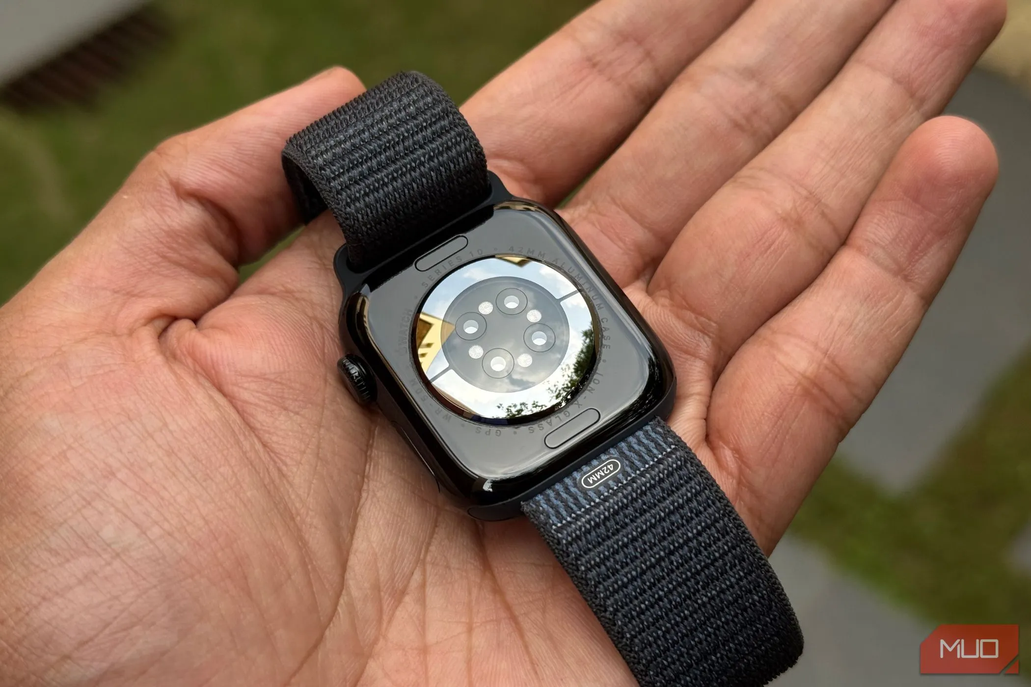 Cụm cảm biến phía sau của Apple Watch Series 10, minh họa các công nghệ theo dõi sức khỏe tiên tiến