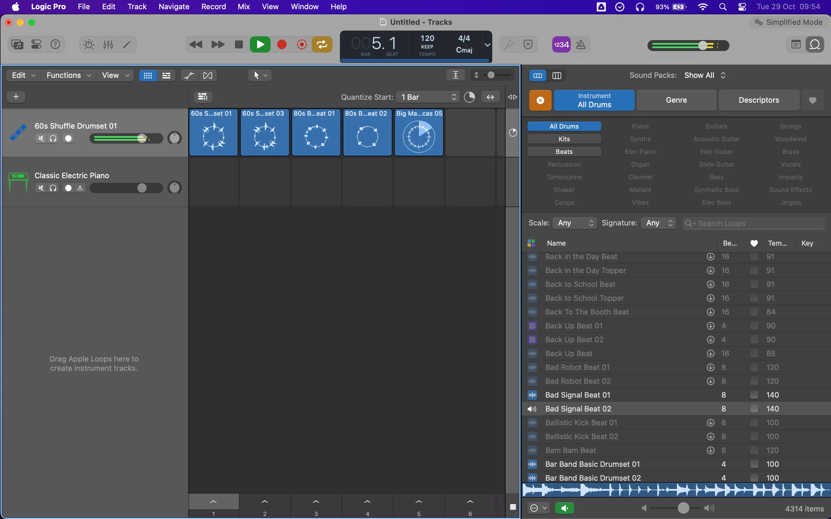 Đang thực hiện dự án âm nhạc trong Logic Pro trên máy Mac, minh họa giao diện làm việc của một Digital Audio Workstation