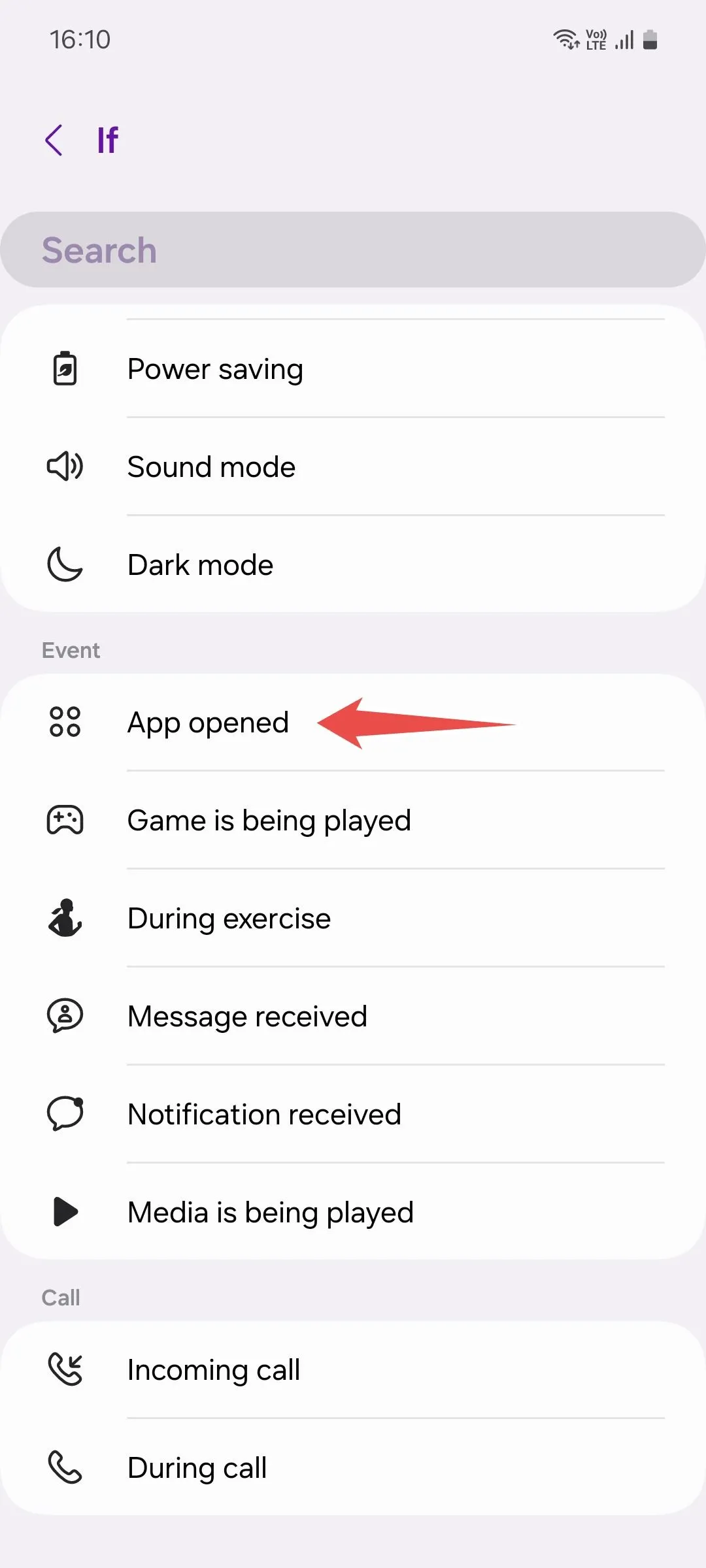 Danh sách các điều kiện kích hoạt (triggers) để tạo quy trình mới trên điện thoại Samsung, bao gồm tùy chọn &quot;Ứng dụng được mở&quot; để tự động bật định vị.