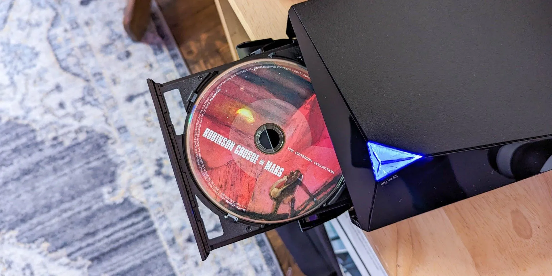 Đầu đĩa DVD Asus đang phát đĩa, cho phép kết nối màn hình máy tính để tạo rạp hát mini tại nhà.