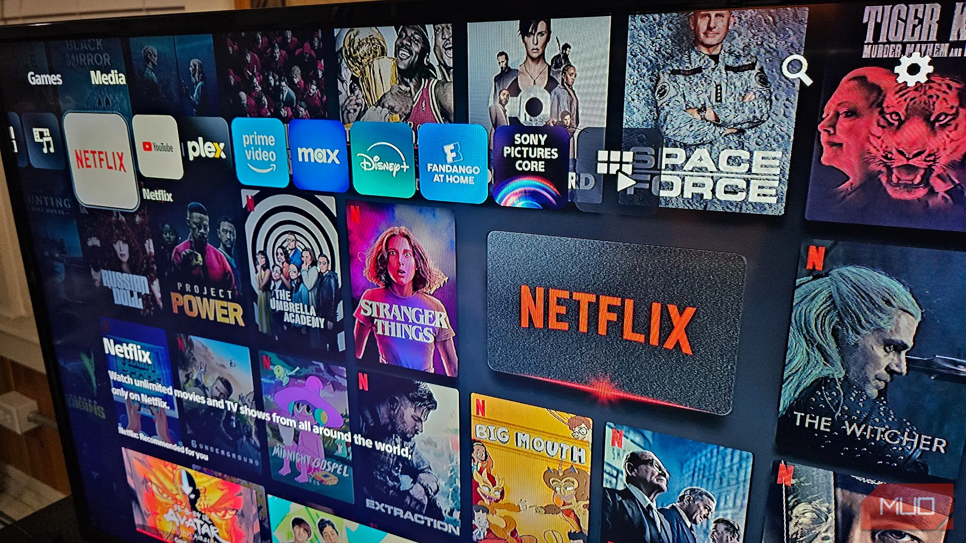 Dãy các ứng dụng dịch vụ stream trên PlayStation 5 Media, minh họa cho việc phát hiện ứng dụng lạ trên Smart TV