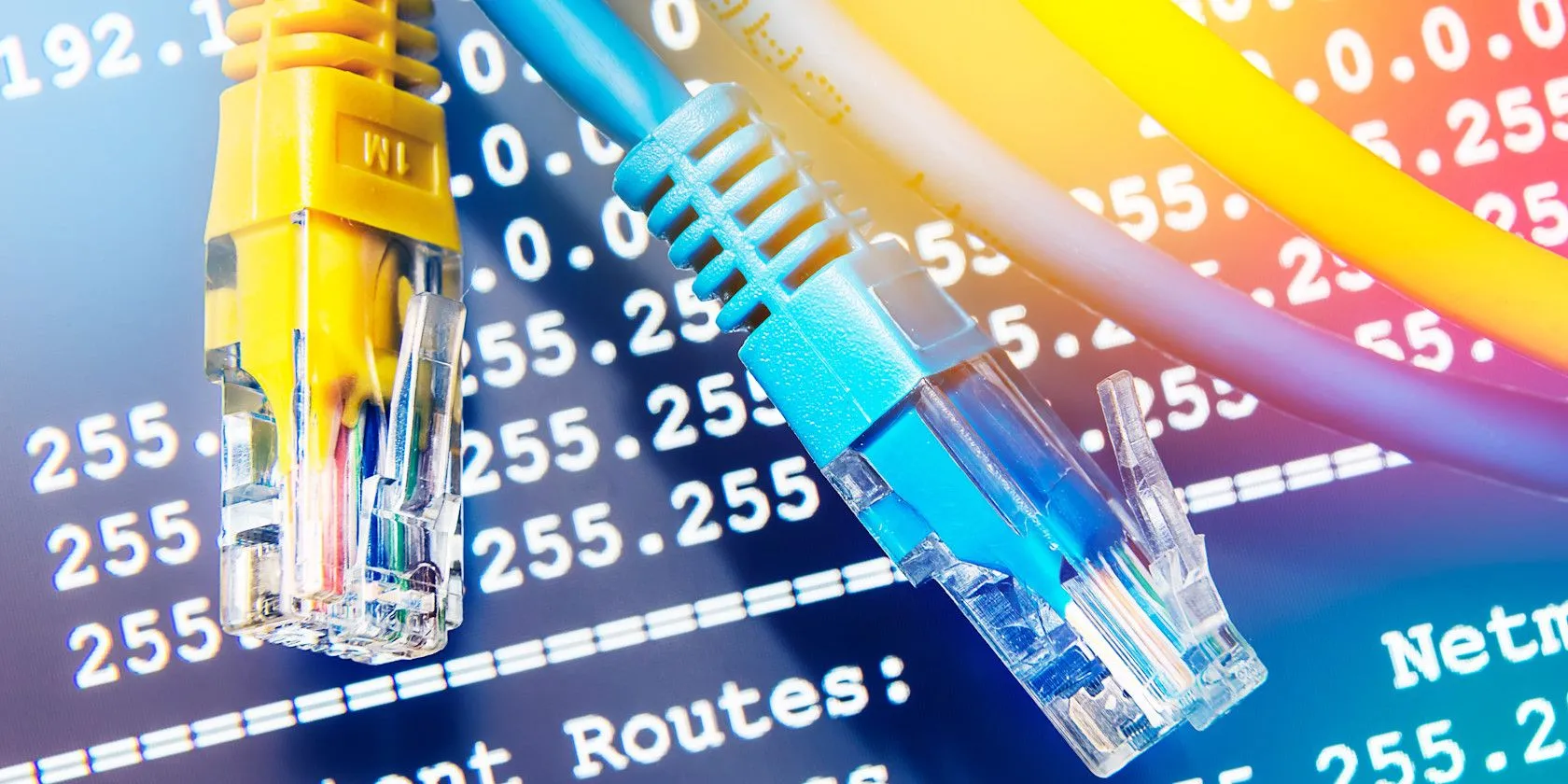 Dây cáp Ethernet và thông tin địa chỉ IP, biểu tượng cho kết nối mạng có dây tốc độ cao và ổn định.