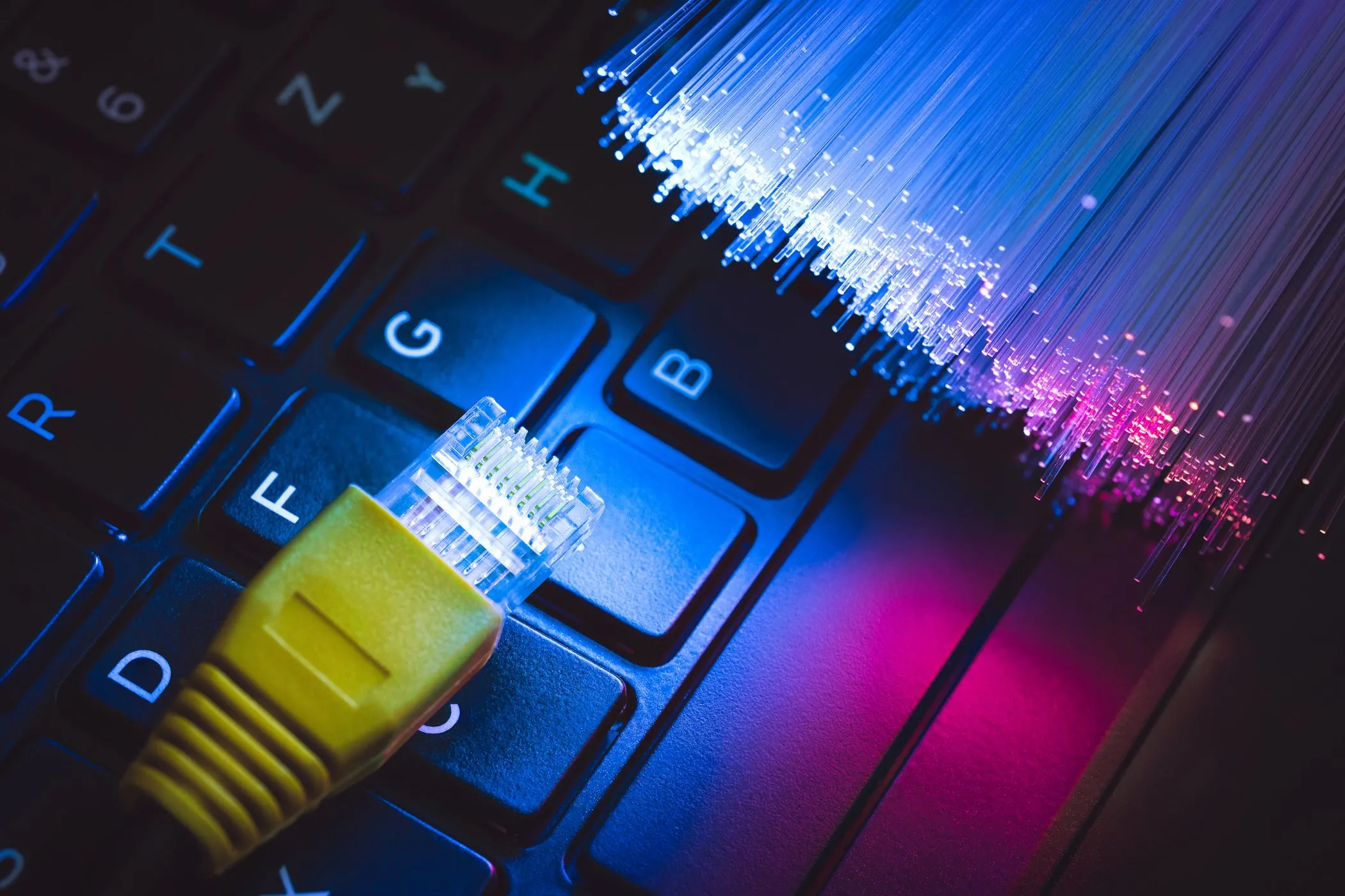 Dây cáp mạng Ethernet và cáp quang trên bàn phím laptop