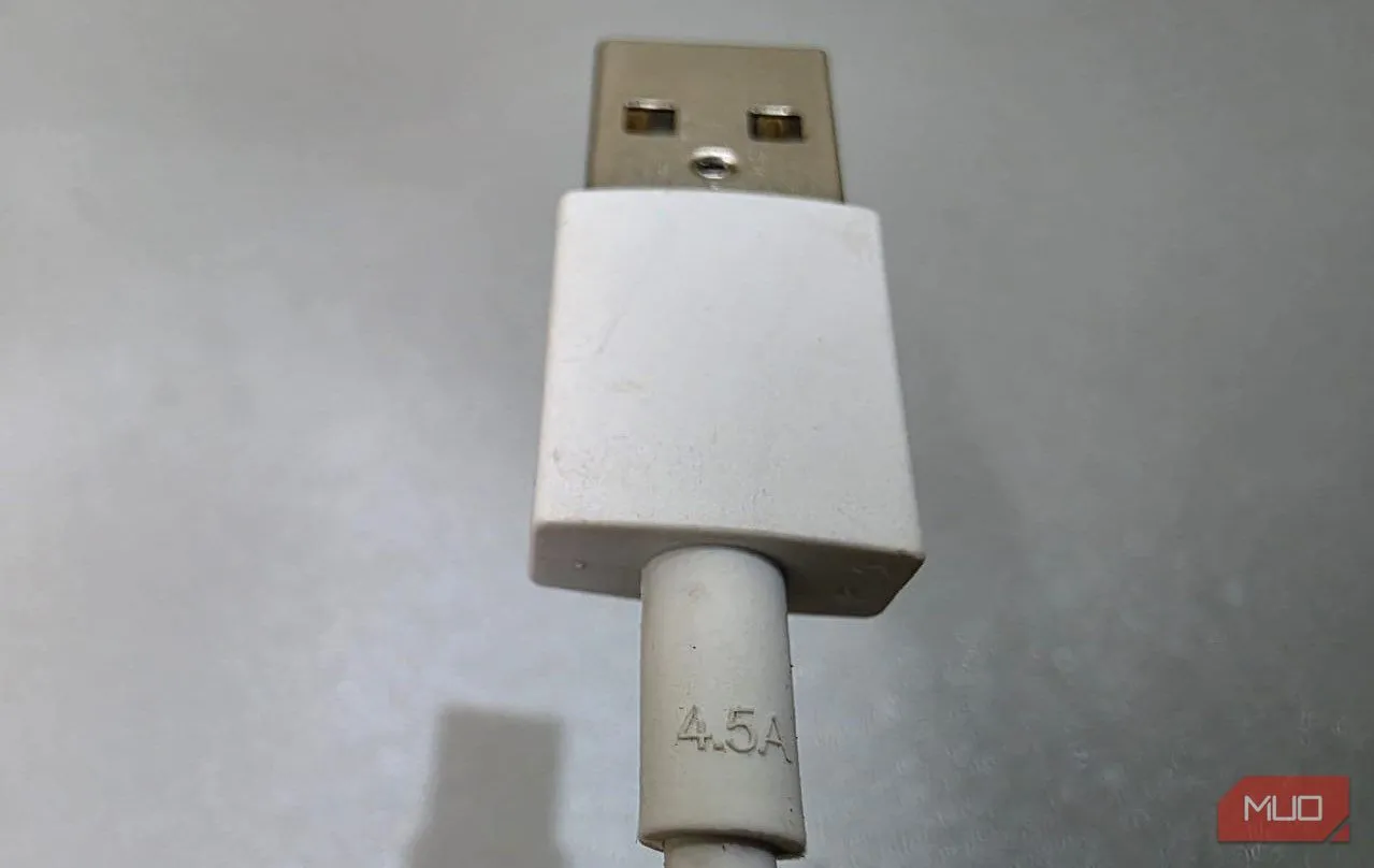 Dây cáp sạc 4.5 Ampe đặt trên bàn, thể hiện khả năng truyền tải dòng điện cao cho sạc nhanh.