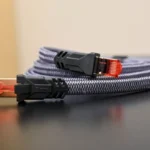 Dây mạng Ethernet Cat 8 cuộn tròn trên bàn với nền mờ