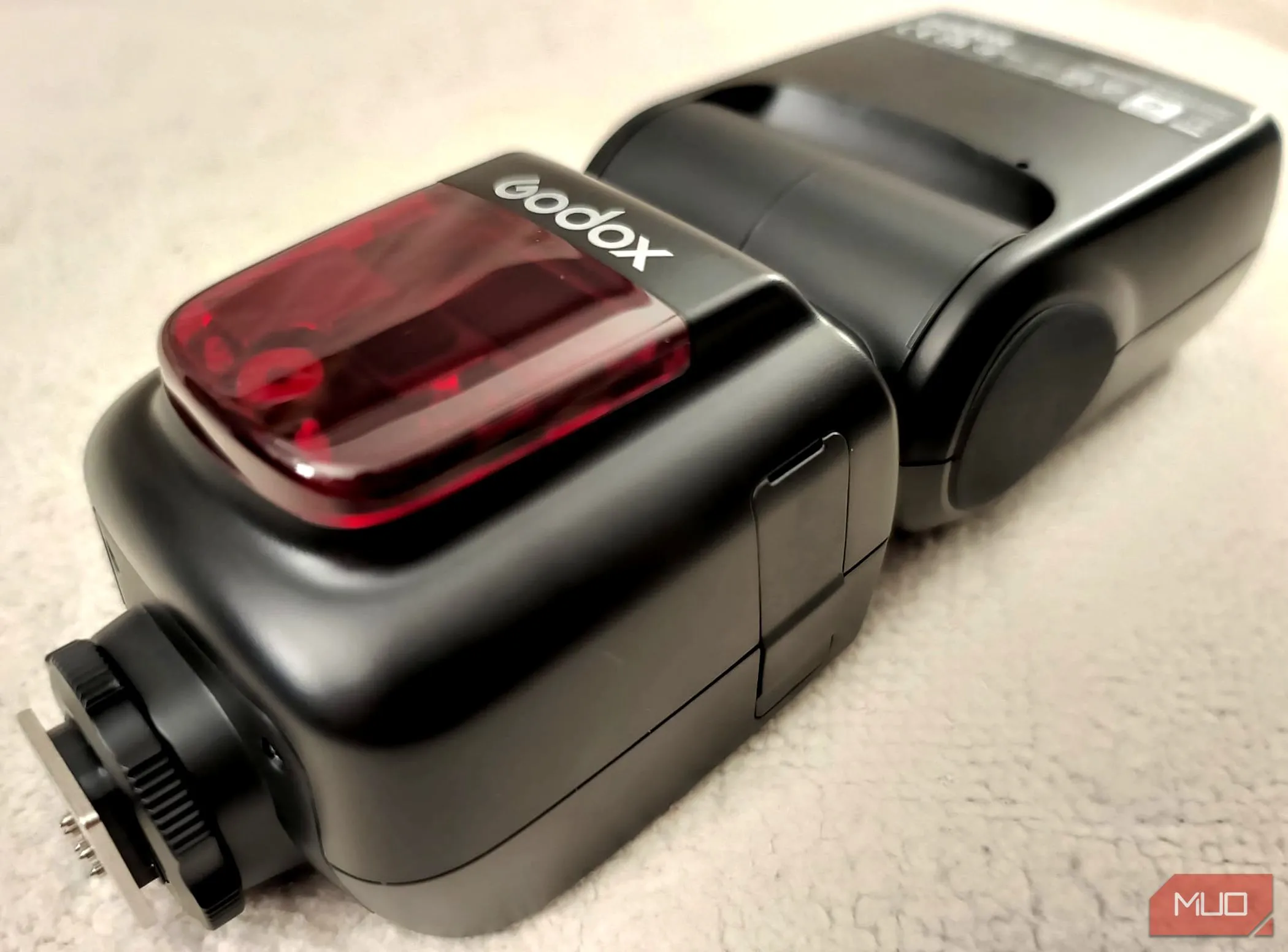Đèn flash máy ảnh Godox V860II-C đặt trên nền vải màu be