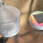 Đèn Luci năng lượng mặt trời dạng bơm hơi đã xì hơi và một chiếc đã bơm đầy, minh họa tính linh hoạt khi sử dụng và di chuyển.