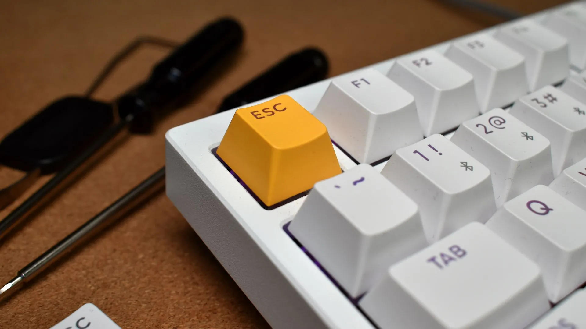 Điểm nhấn phím ESC màu vàng trên bàn phím Lemokey P1 HE