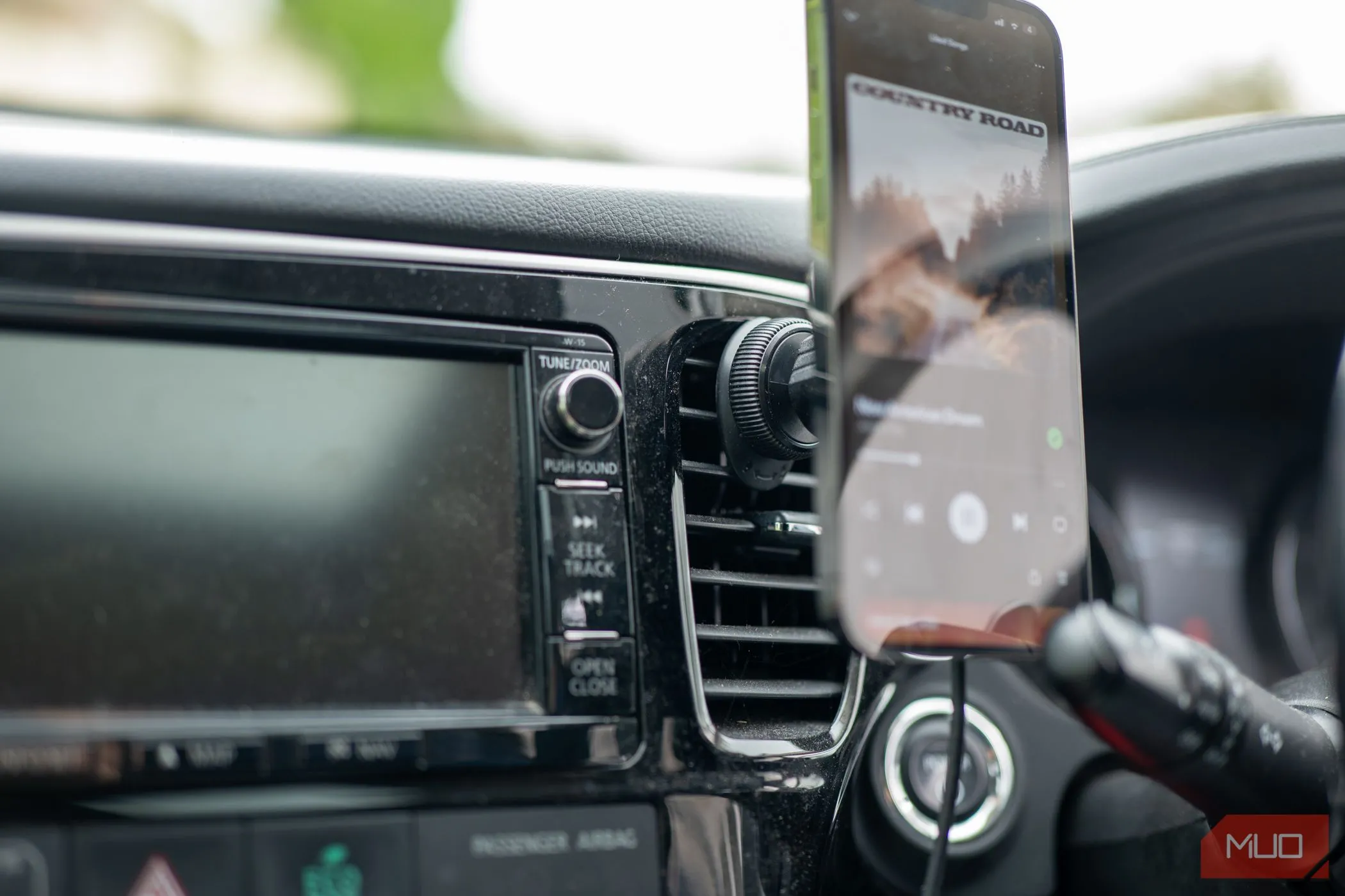 Điện thoại Android được gắn trên giá đỡ Pitaka Ezmag trong ô tô, minh họa sử dụng làm camera hành trình hoặc Android Auto.