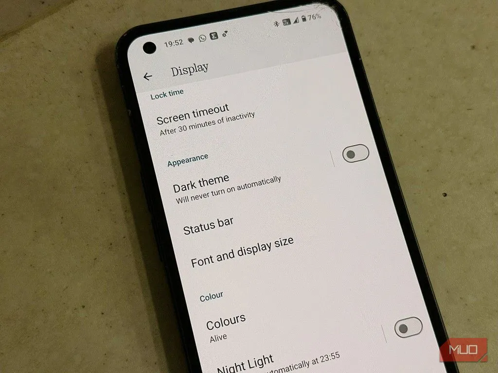 Điện thoại Android ở chế độ sáng (Light Mode)
