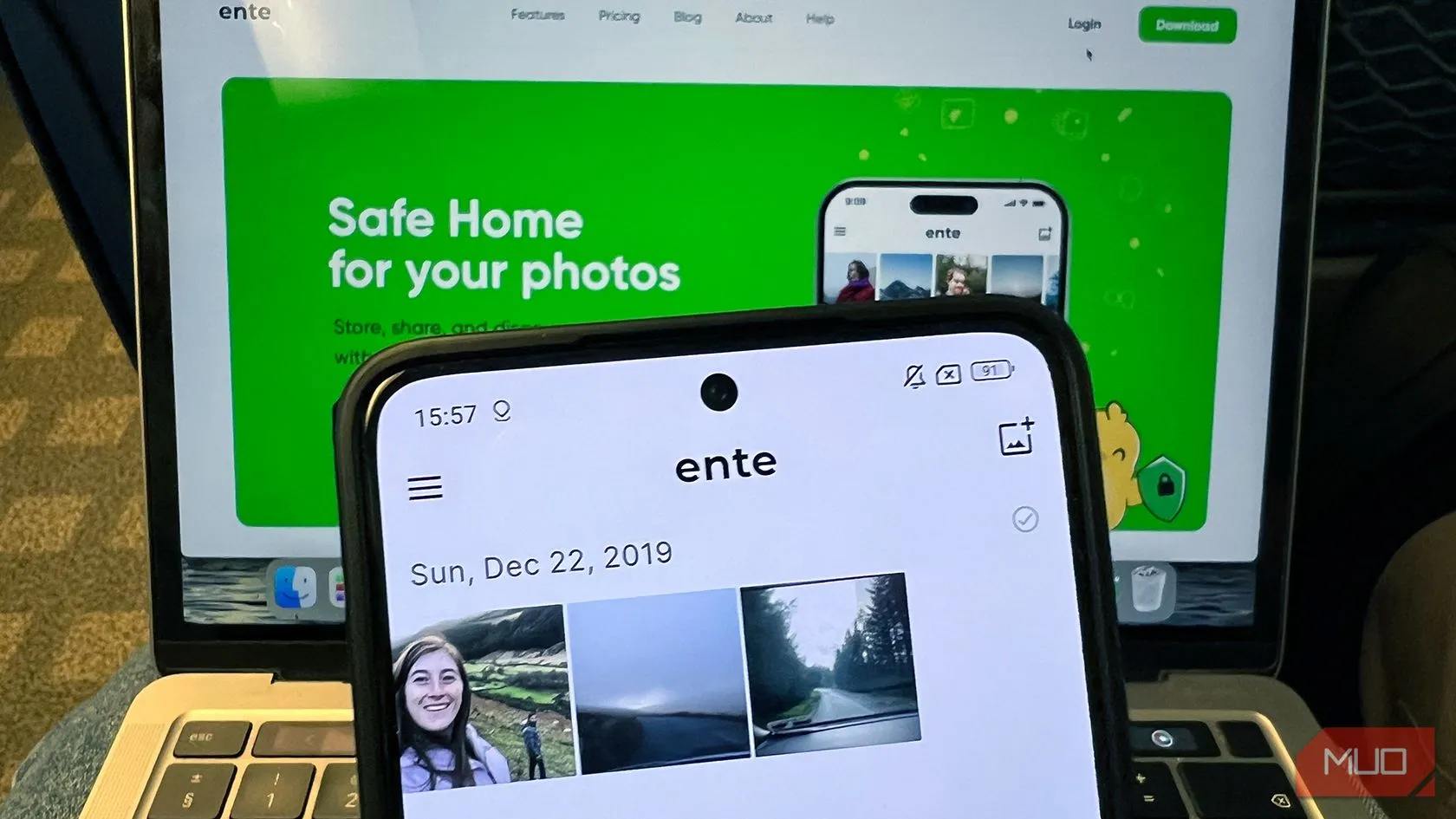Điện thoại Android và MacBook hiển thị giao diện Ente Photos cùng tính năng đồng bộ