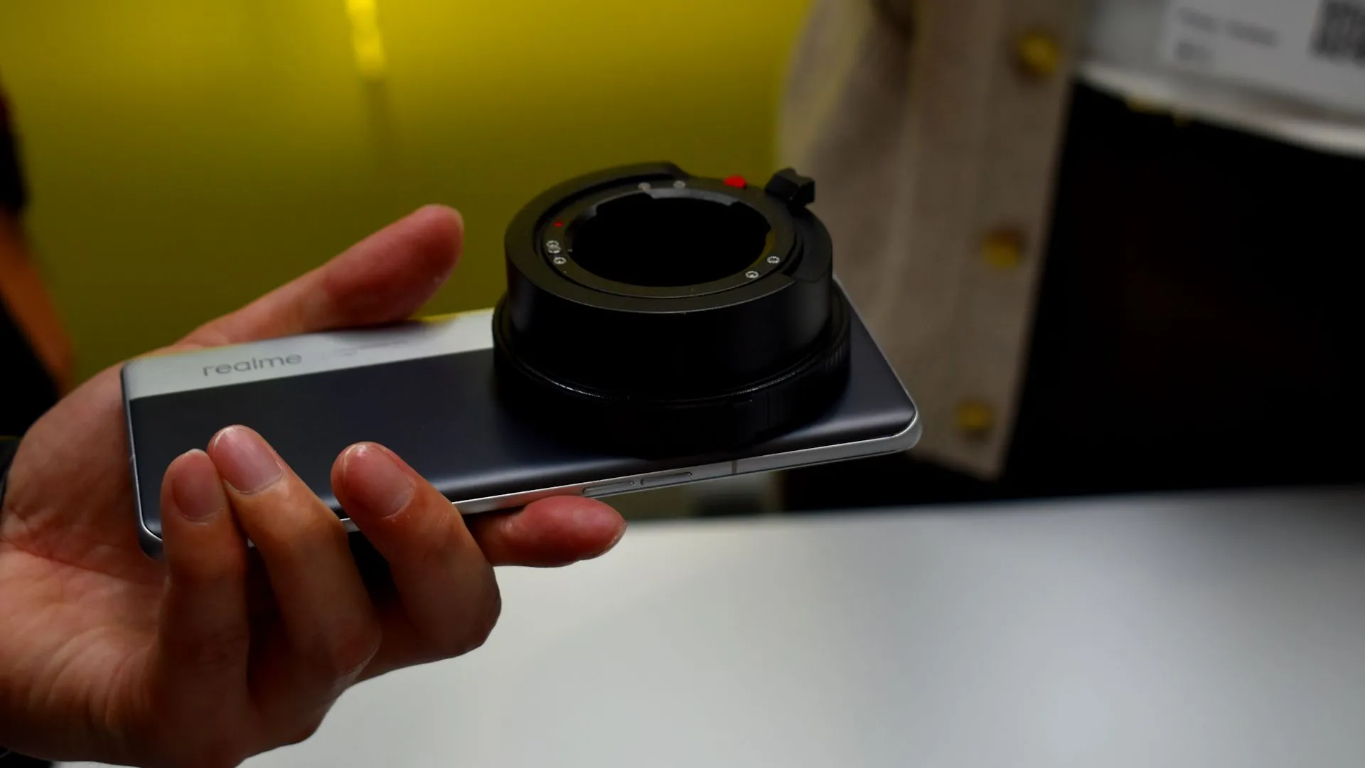 Điện thoại concept Realme Ultra với bộ gắn ống kính ngoài tại MWC 2025, minh họa xu hướng phụ kiện camera điện thoại.