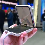 Điện thoại gập Nubia Flip 2 hiển thị màn hình ứng dụng và nếp gấp màn hình