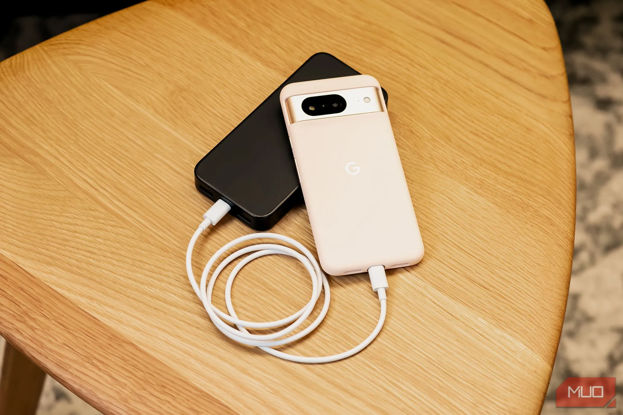 Điện thoại Google Pixel 8 đang được cắm sạc trên bàn