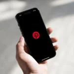Điện thoại hiển thị ứng dụng Pinterest với giao diện Dark Mode, minh họa chế độ tối phổ biến