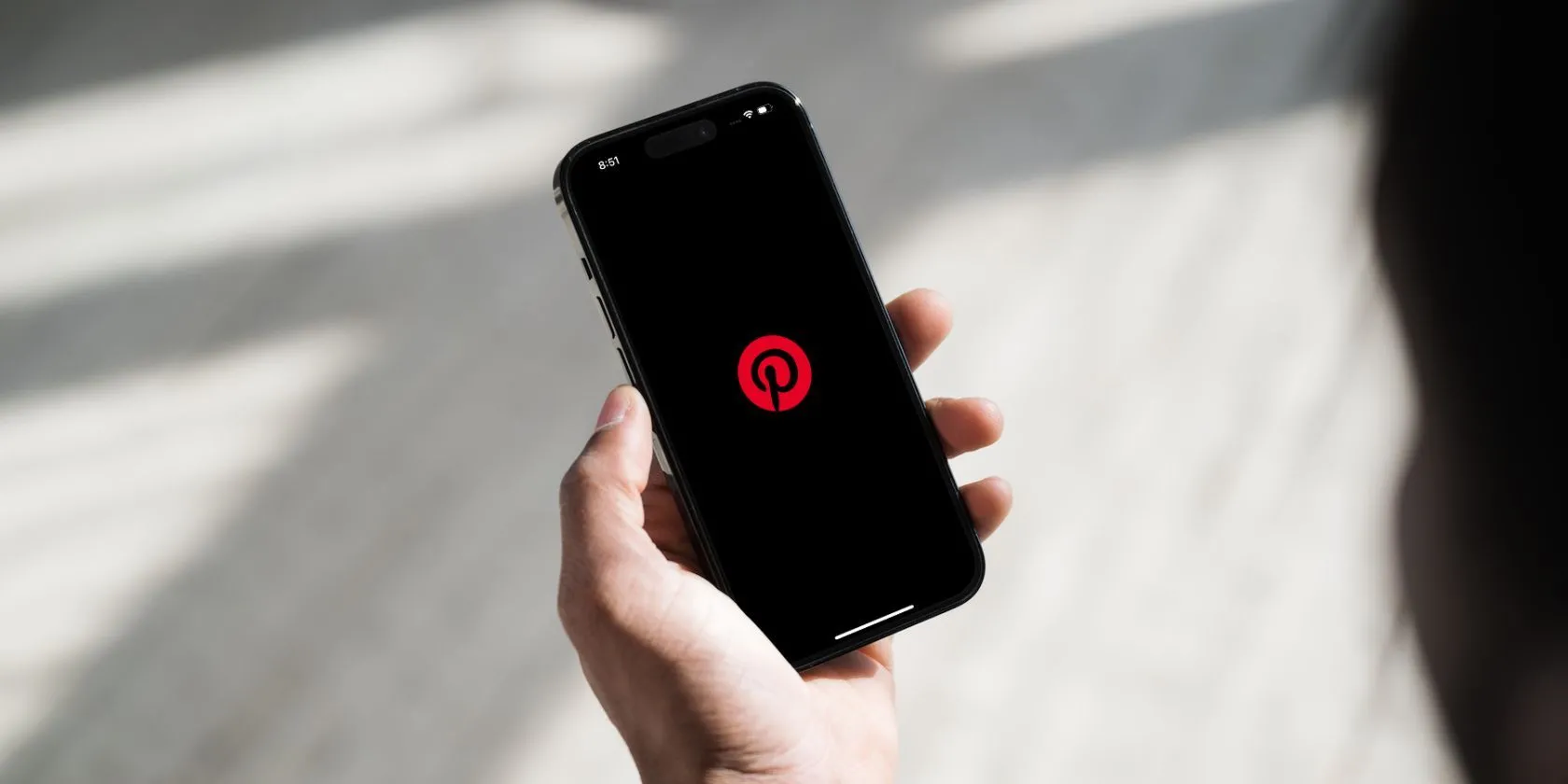 Điện thoại hiển thị ứng dụng Pinterest với giao diện Dark Mode, minh họa chế độ tối phổ biến