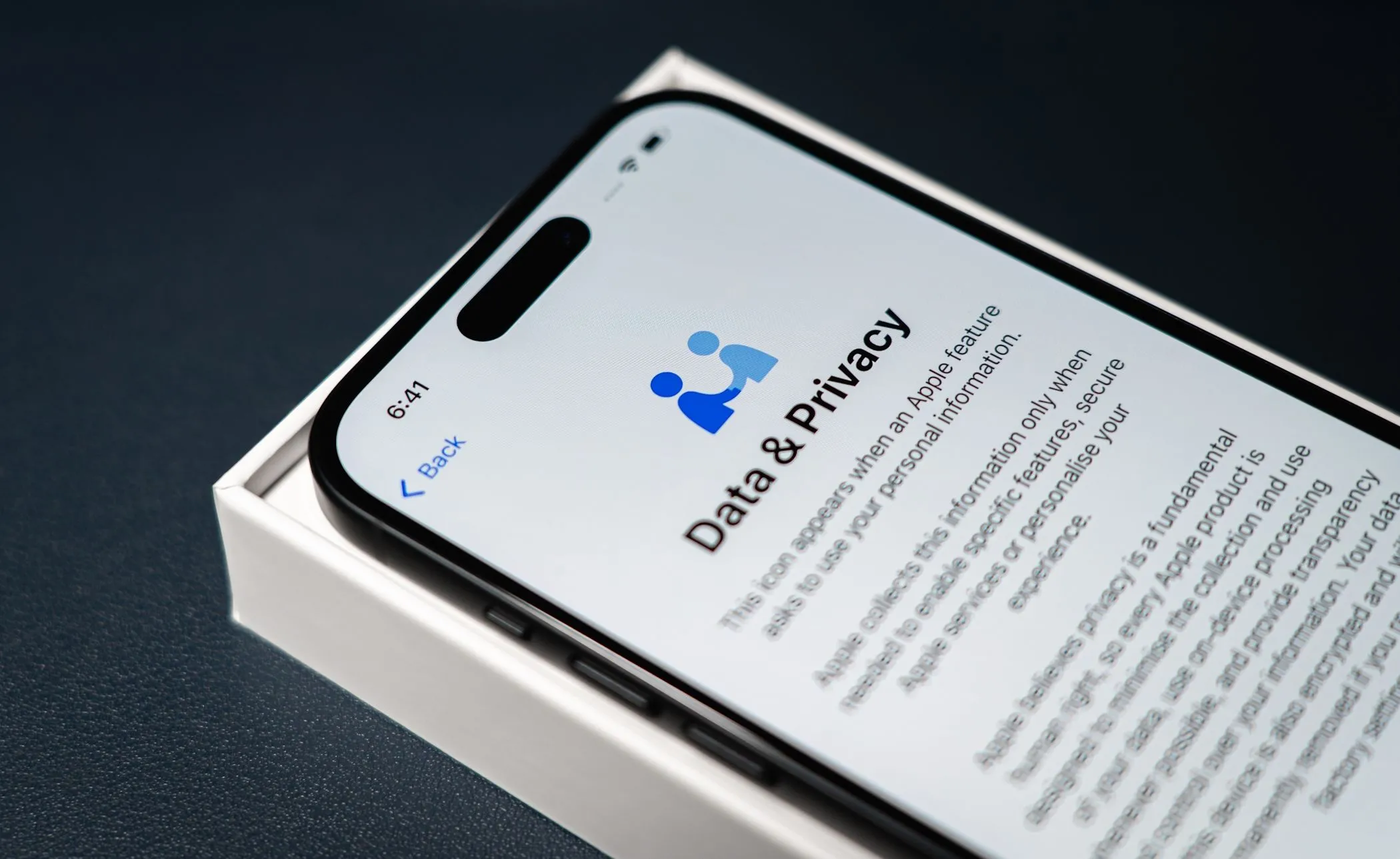 Điện thoại iPhone 14 Pro hiển thị màn hình cài đặt quyền riêng tư dữ liệu cá nhân