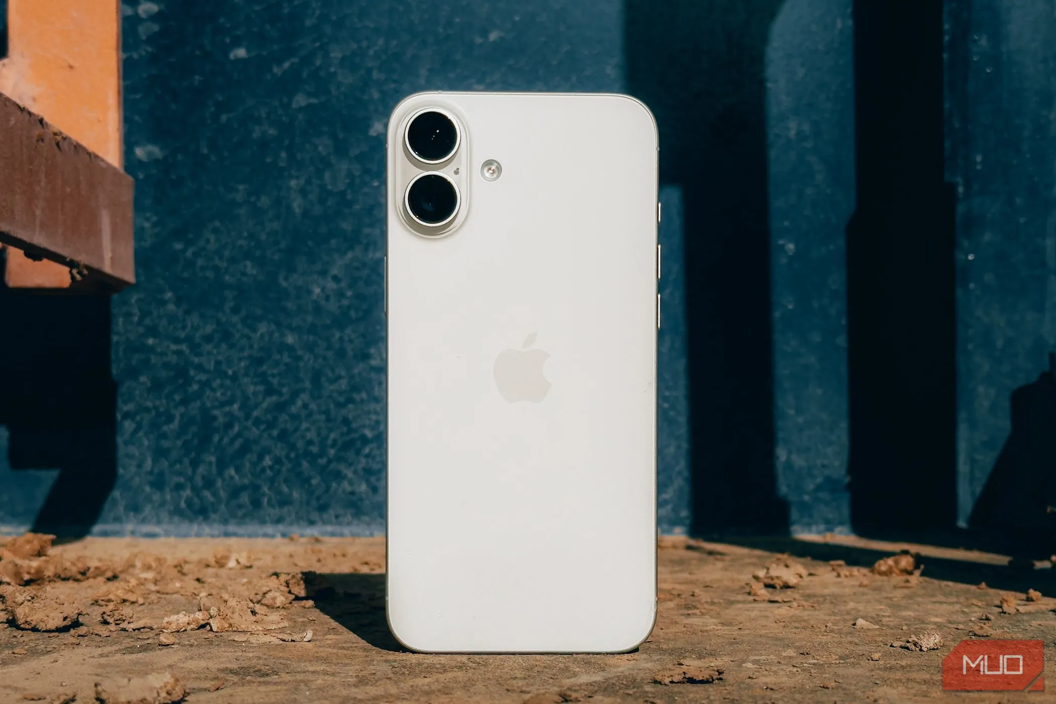 Điện thoại iPhone 16 Plus đặt đứng trên vỉa hè