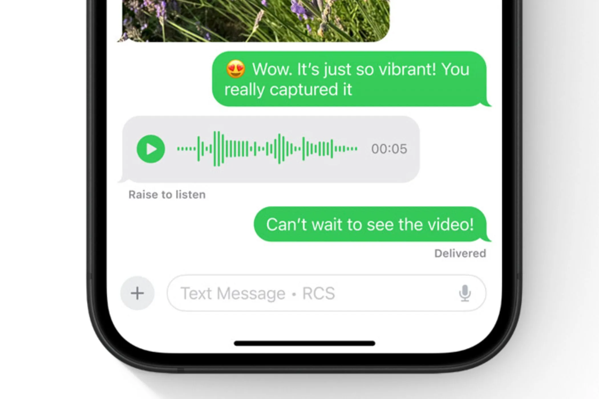 Điện thoại iPhone hiển thị giao diện nhắn tin RCS, minh họa tính năng tin nhắn đa nền tảng.