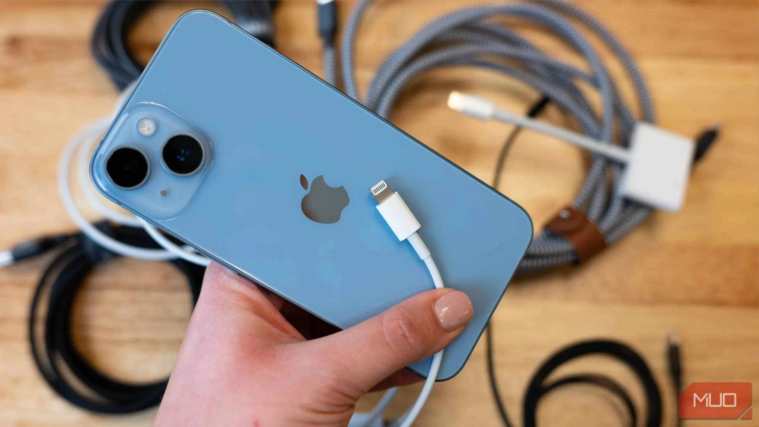 Điện thoại iPhone kèm cáp sạc Lightning, tượng trưng cho thói quen sạc nhanh hàng ngày