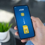 Điện thoại minh họa sự chuyển đổi từ SIM vật lý sang eSIM
