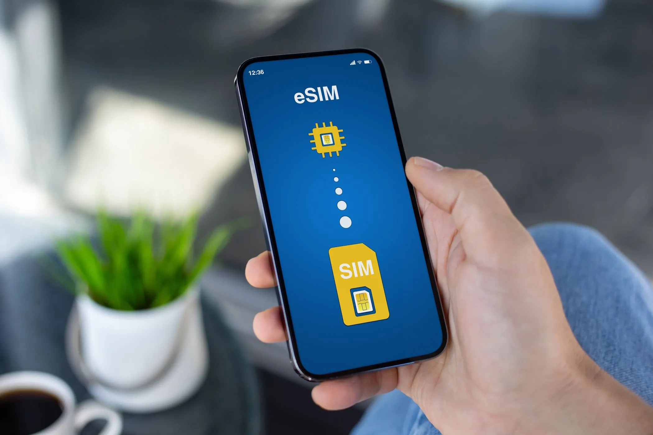 Điện thoại minh họa sự chuyển đổi từ SIM vật lý sang eSIM