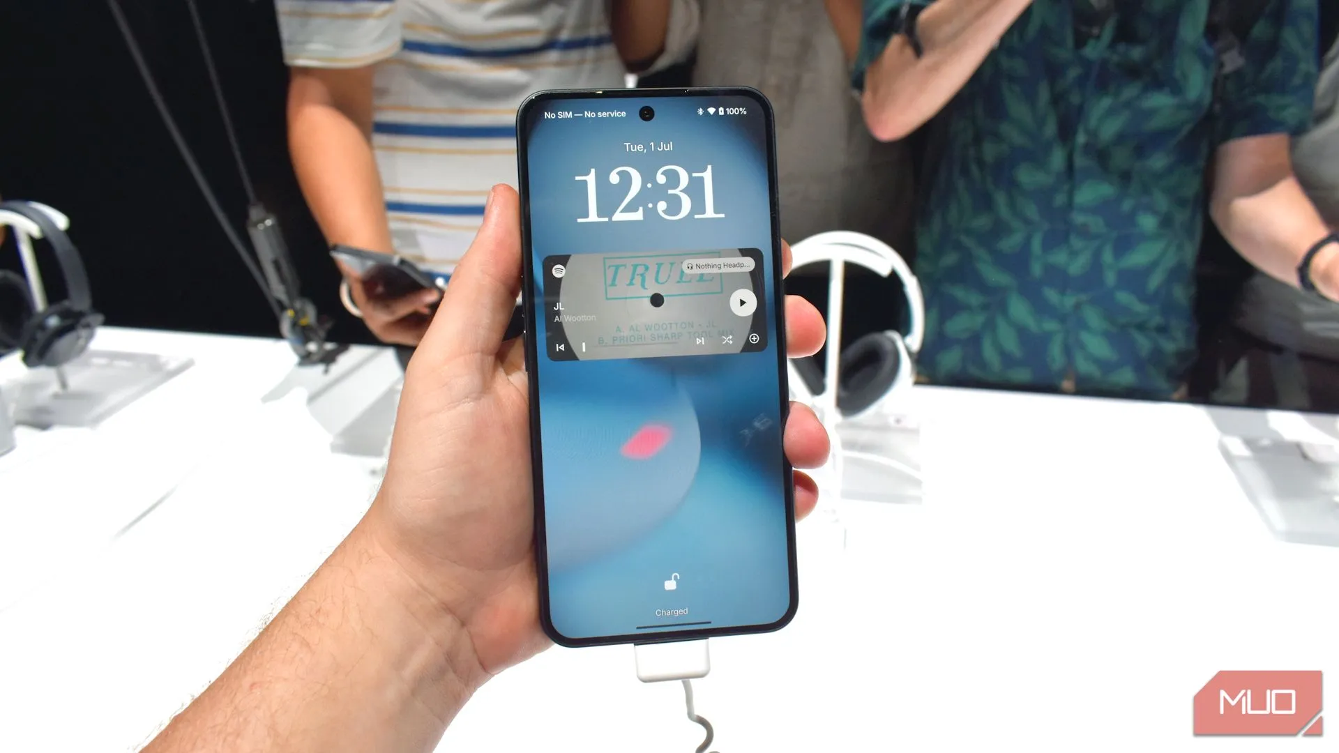 Điện thoại Nothing Phone 3 trong tay, góc nhìn phía trước