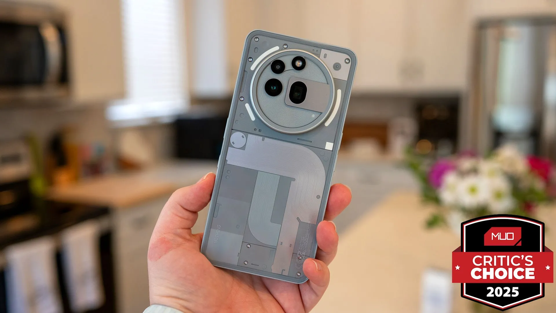 Điện thoại Nothing Phone (3a) Pro cầm trên tay, đạt giải thưởng tại MWC 2025.